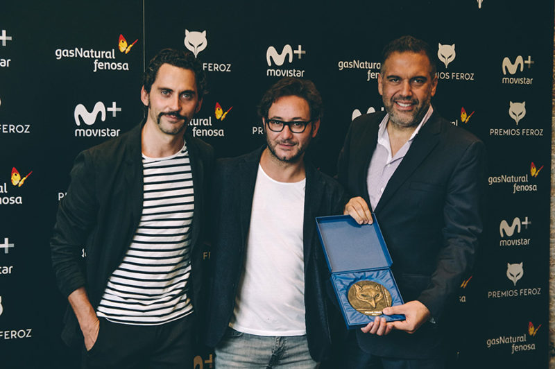 Paco León junto a los premiados, el productor Paco Ramos y el actor Carlos. // Foto: Santiago Farizano