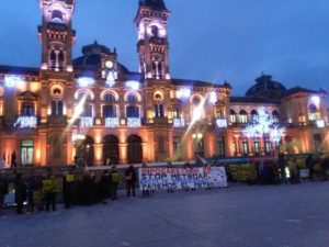 IMG 20171220 WA0011 800x600 300x225 - Satorralaia se manifiesta contra el metro ante la Diputación y el Ayuntamiento