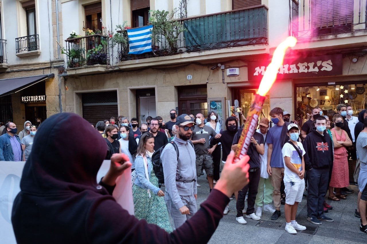 2021 0828 19334200 copy 1280x853 - Manifestación contra "el acoso policial" tras los desórdenes de las últimas noches en Donostia