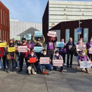 Trabajadoras y representantes de Gipuzkoako Senideak esta mañana en la puerta de las Juntas Generales (vídeo en el interior). Foto: ELA sindikatua