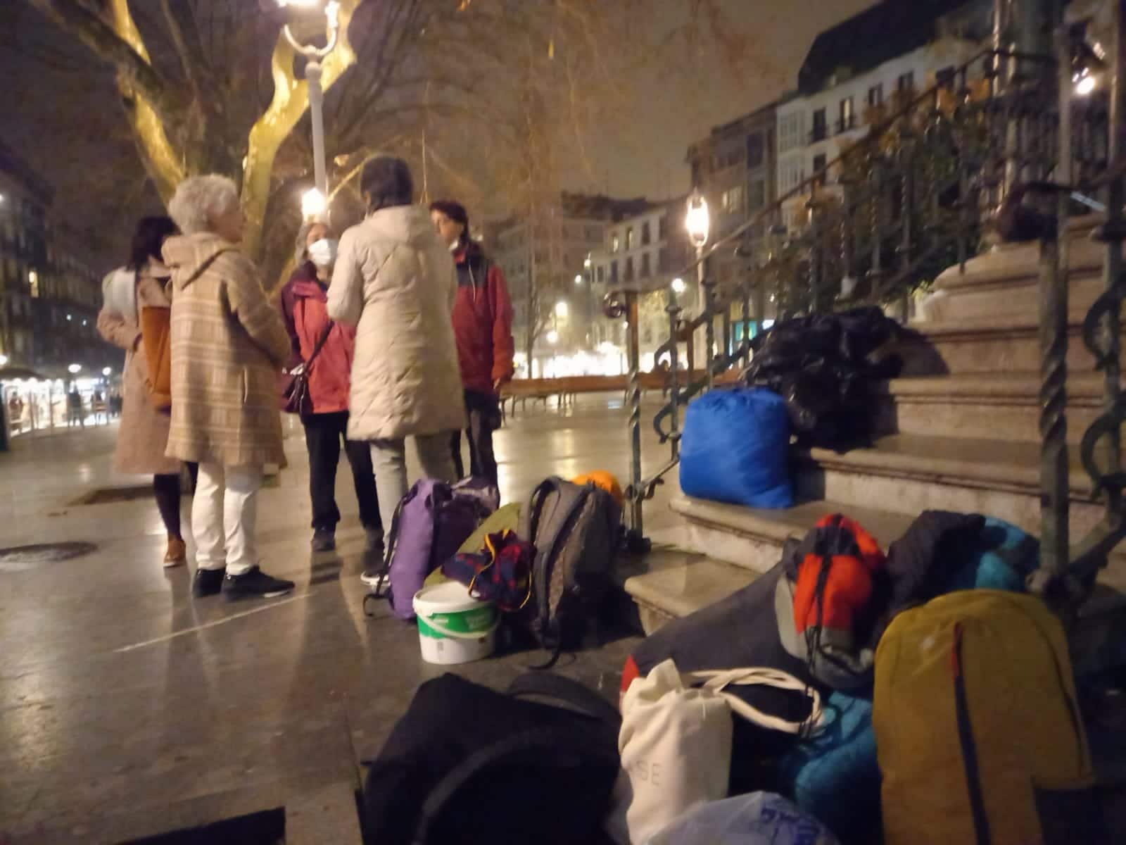 kiosko8 - Noche de jueves reivindicativa y a la intemperie para 80 personas en Donostia