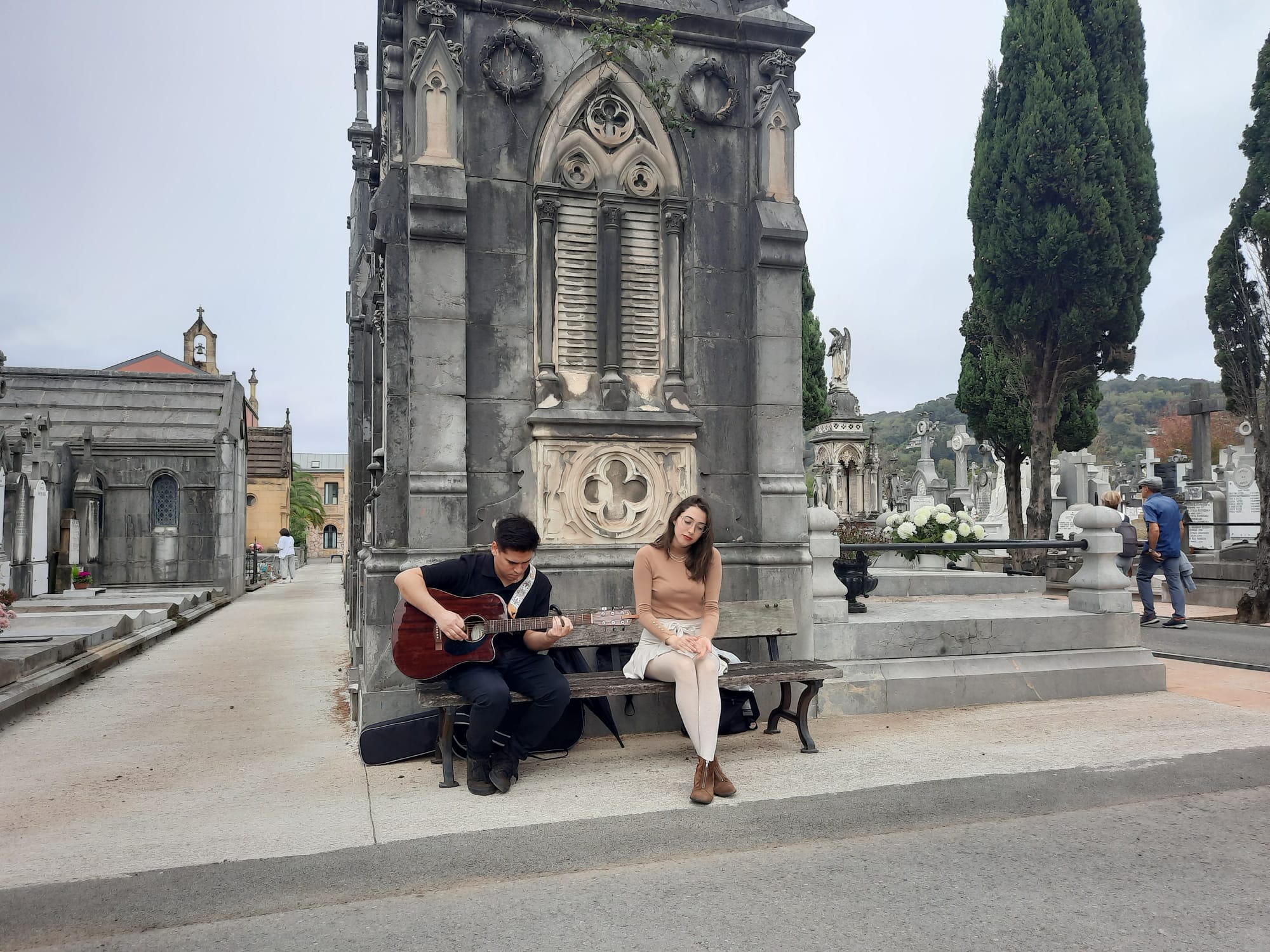 Polloe1 - Música (con sentimiento) en el cementerio de Polloe en Donostia