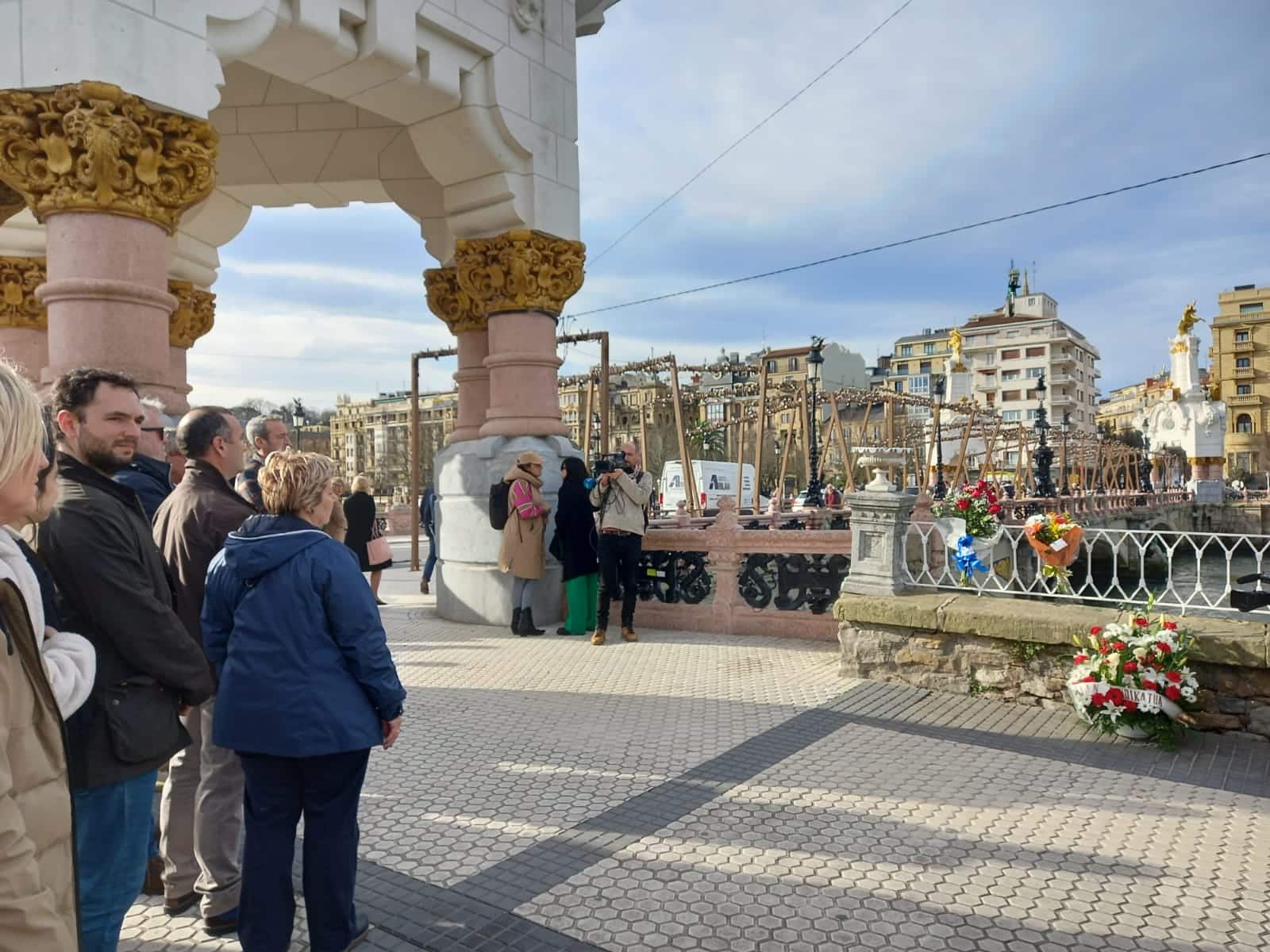 Urumea2 - Ofrenda floral dos años después de la muerte del ertzaina Iñigo Etxarri en el Urumea