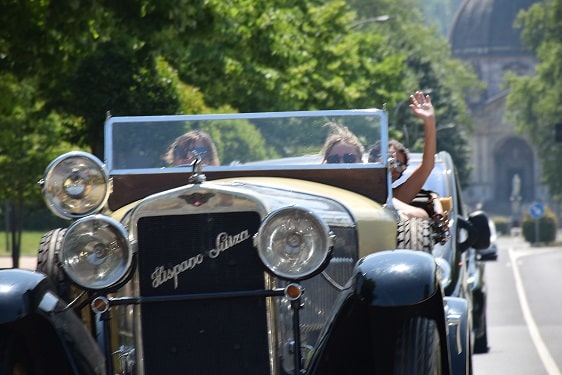 un hispano suiza con Loyola al fondo - Coches clásicos y el mismo 'glamour' un siglo después en Donostia