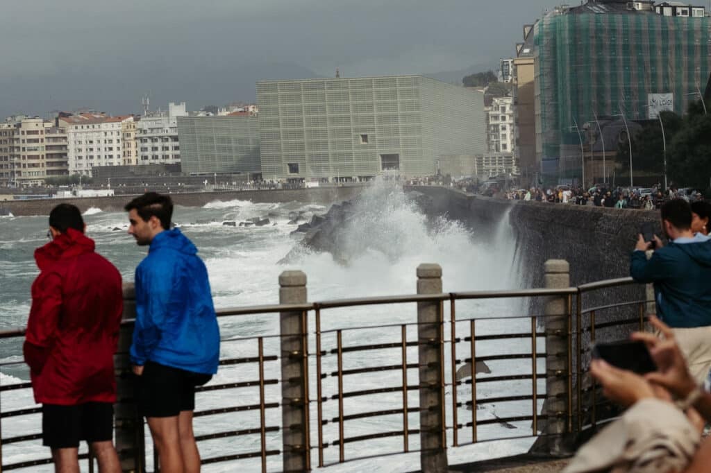 XE3S8669 1024x682 - (Fotos) El temporal se mantiene casi a raya en Donostia