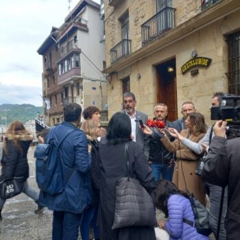 Alcalde y concejales de Donostia hoy en la Parte Vieja informando sobre el nuevo Plan de prevención de riesgos. Foto: DonostiTik