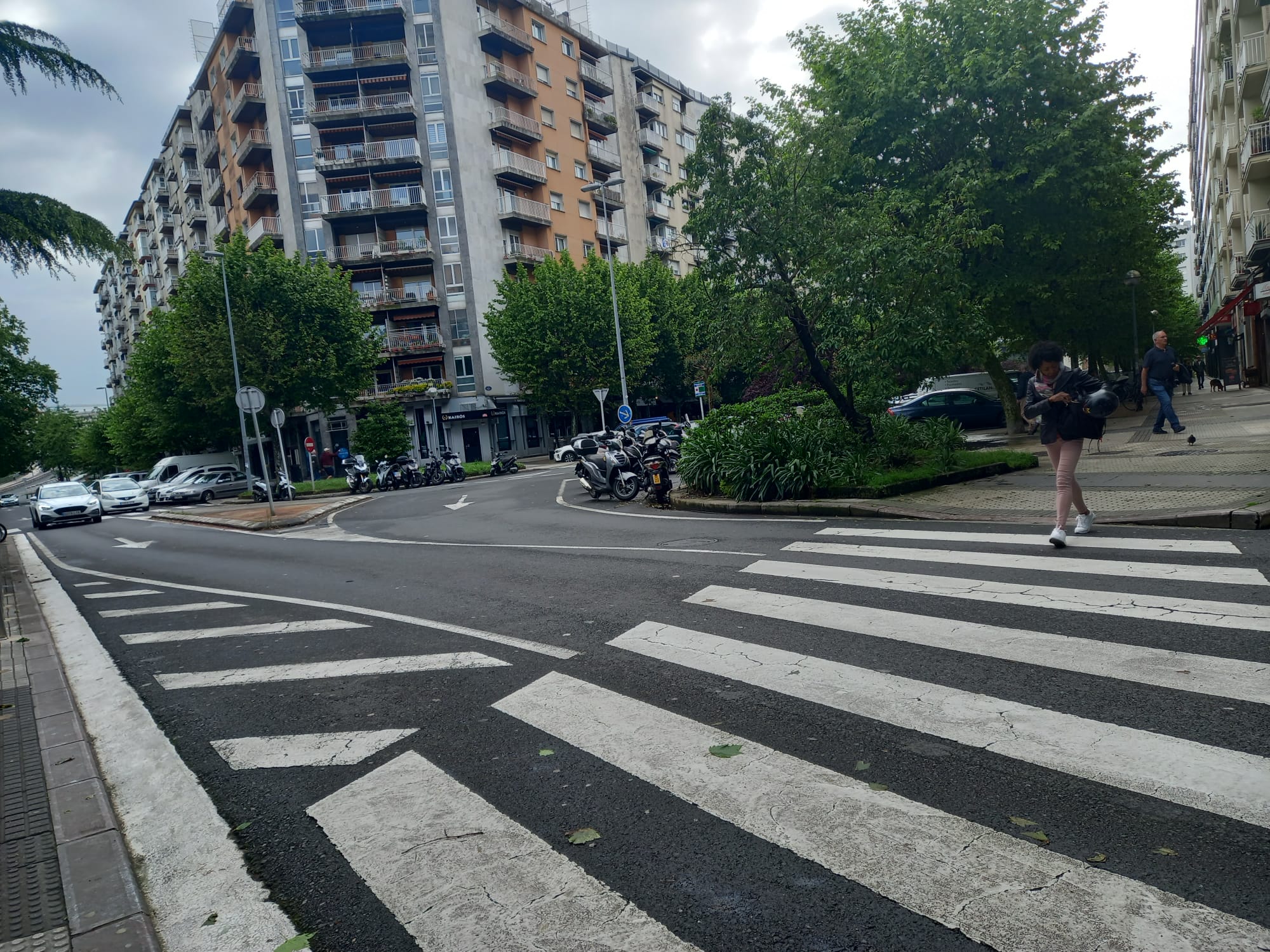 WhatsApp Image 2024 05 15 at 18.08.44 1 - El paso de peatones que preocupa en Amara Berri: "No hay visibilidad"
