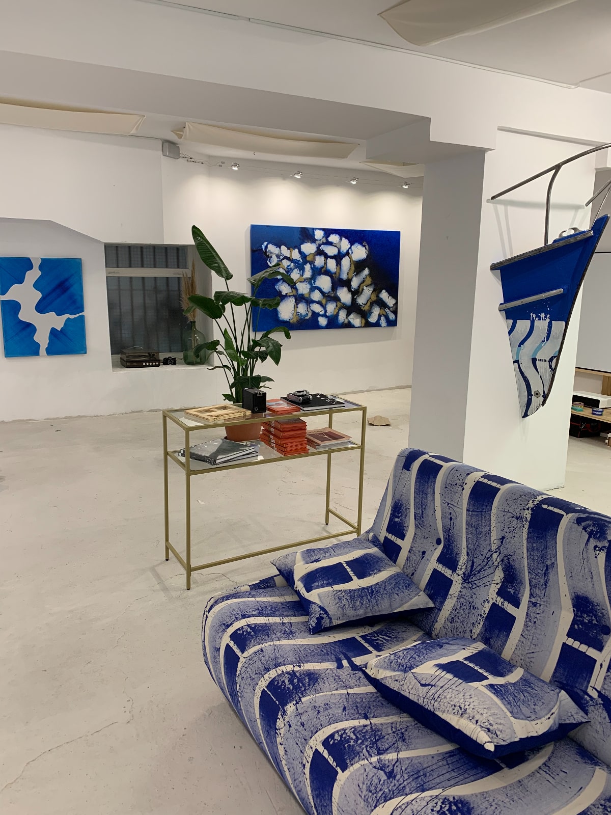 IMG 0737 2 - 'Los Azules' de Thomas Berthuel-Bonnes en la galería Sakana de Egia