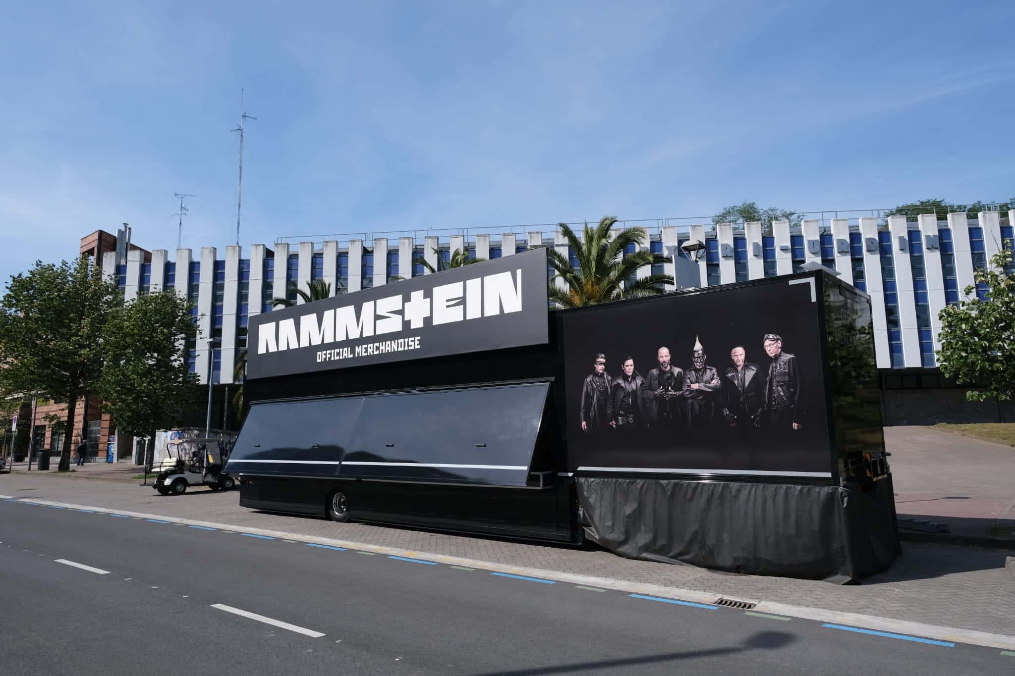 WhatsApp Image 2024 06 04 at 17.57.48 - El espectáculo de Rammstein cobra forma en Donostia... camión a camión