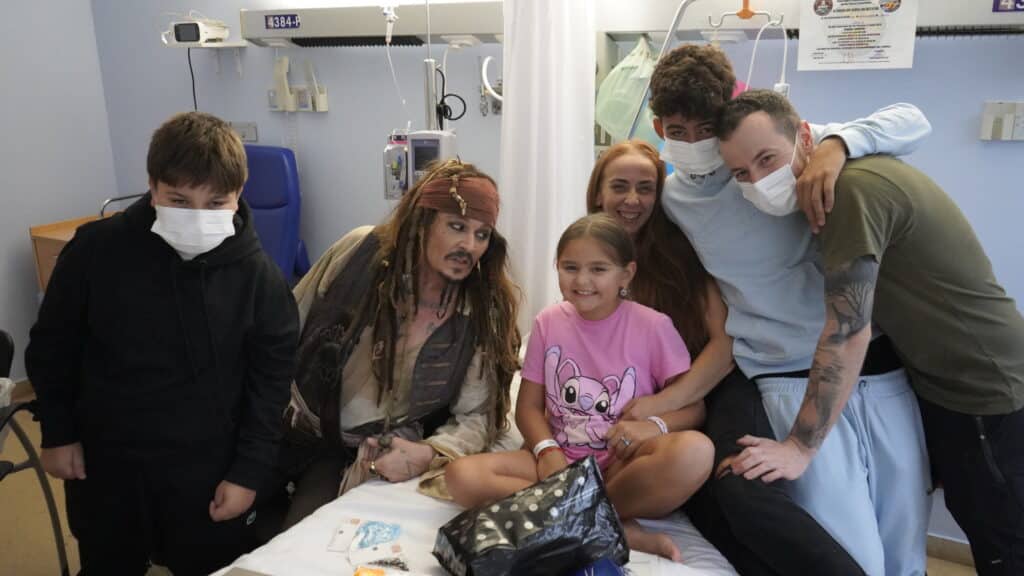 Jack Sparrow en Osakidetza12 1024x576 - Johnny Depp vuelve a vestirse de Jack Sparrow para visitar a los pequeños del Hospital Donostia