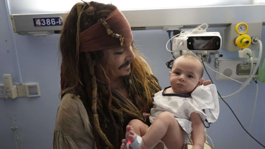 Jack Sparrow en Osakidetza8 1024x576 - Johnny Depp vuelve a vestirse de Jack Sparrow para visitar a los pequeños del Hospital Donostia