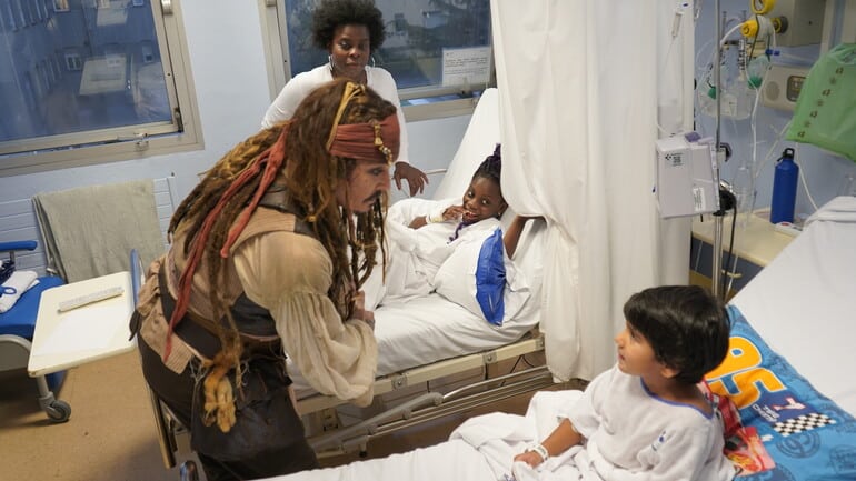 Jack2 - Johnny Depp vuelve a vestirse de Jack Sparrow para visitar a los pequeños del Hospital Donostia