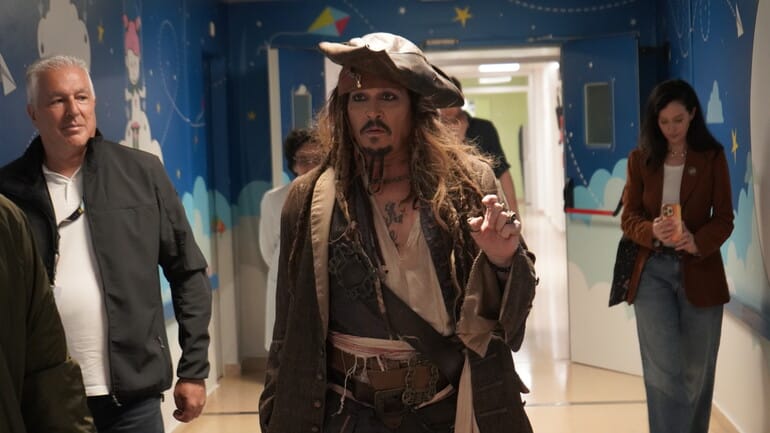 Jack4 - Johnny Depp vuelve a vestirse de Jack Sparrow para visitar a los pequeños del Hospital Donostia