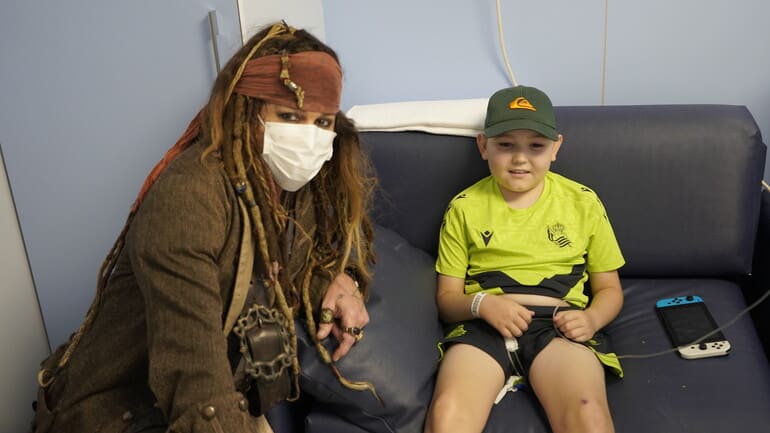 Jack5 - Johnny Depp vuelve a vestirse de Jack Sparrow para visitar a los pequeños del Hospital Donostia