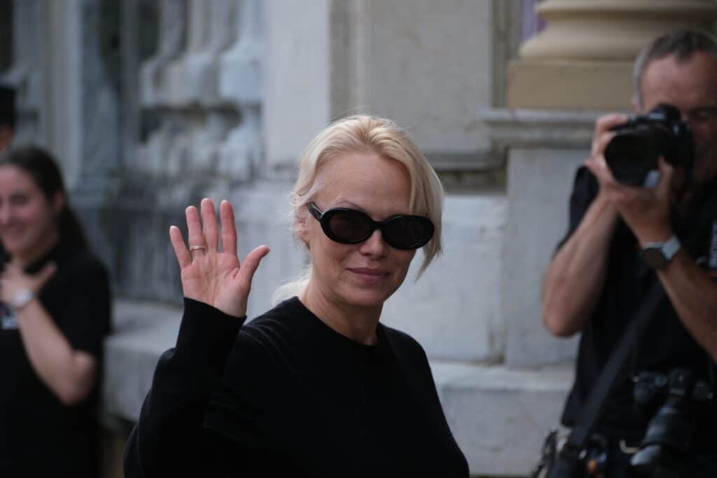 WhatsApp Image 2024 09 25 at 13.55.07 1024x683 - (Fotos) Pamela Anderson llega a San Sebastián