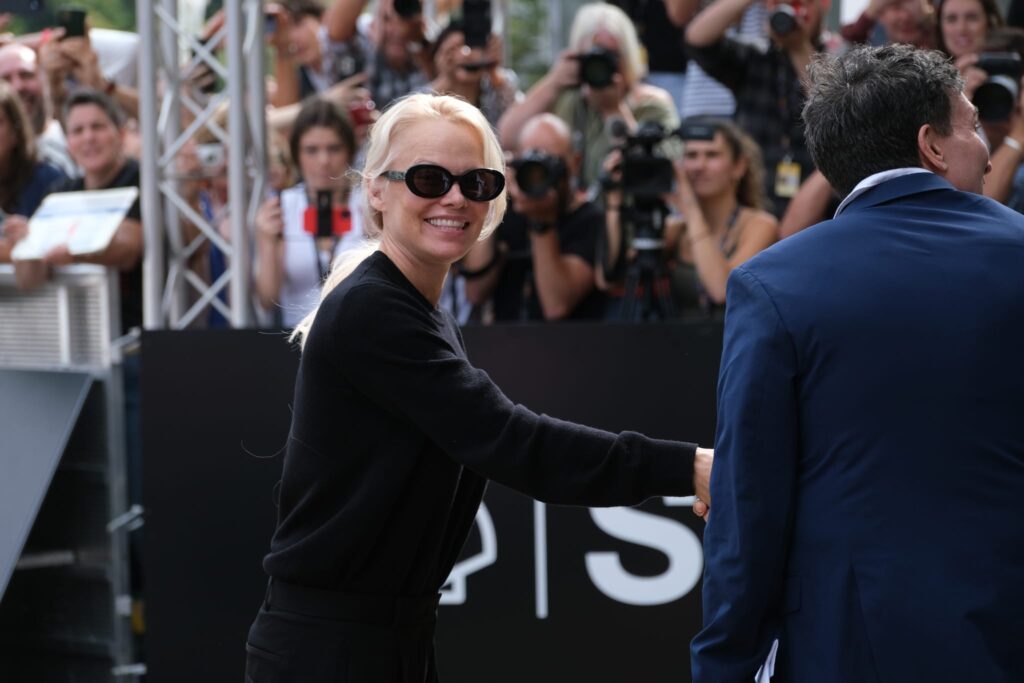 WhatsApp Image 2024 09 25 at 13.55.07 3 1024x683 - (Fotos) Pamela Anderson llega a San Sebastián