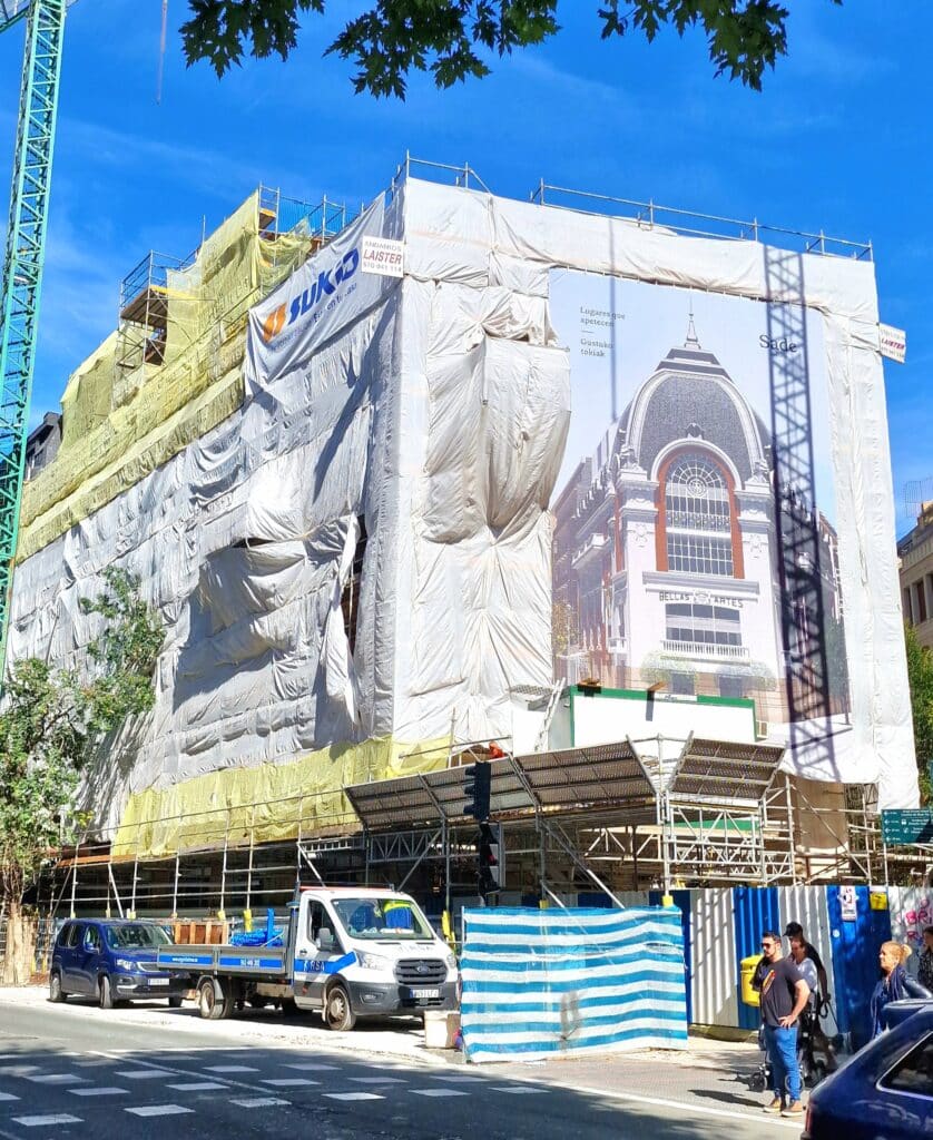 Exterior del edificio envuelto en una lona opaca 838x1024 - Áncora denuncia ante la Ertzaintza las obras del Bellas Artes