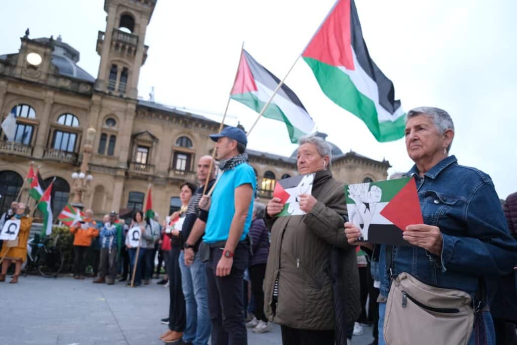 WhatsApp Image 2024 10 21 at 19.31.39 1 1024x683 - Donostia se suma a las concentraciones "contra el genocidio palestino" realizadas por todo el territorio