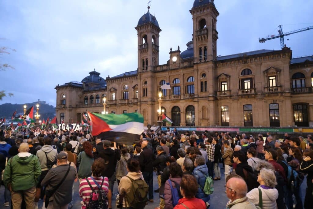 WhatsApp Image 2024 10 21 at 19.31.39 2 1024x683 - Donostia se suma a las concentraciones "contra el genocidio palestino" realizadas por todo el territorio