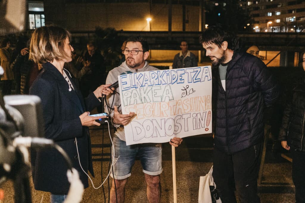 XE4S0131 1024x683 - 200 personas responden a la concentración en Egia de 'Lo que no te cuentan de Donostia'