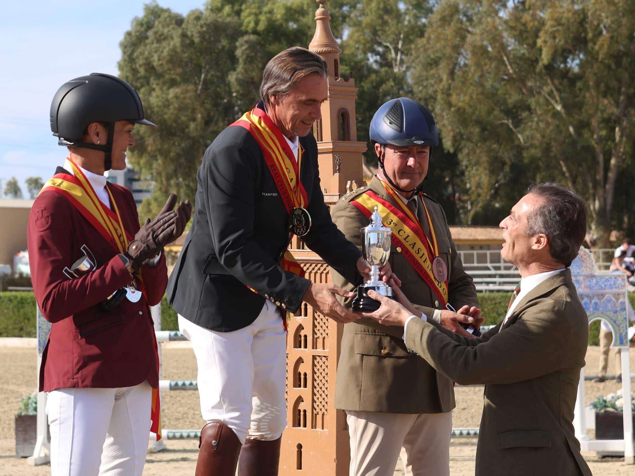 3 VET 1 El campeon de Espana Diego Uson recibe el Trofeo Real Maestranza de manos de D.Jeronimo de Solis scaled - El donostiarra Diego Usón revalida su título de campeón de España en el VIII Campeonato de Veteranos de Saltos de Pineda