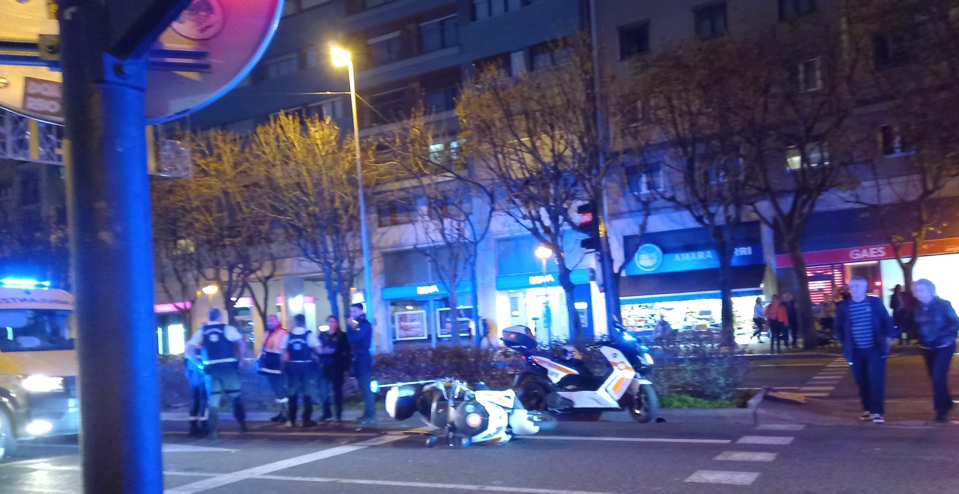 AvdaMadridpalo - Dos agentes de Movilidad atendidos en una ambulancia tras un accidente leve en la Avenida Madrid