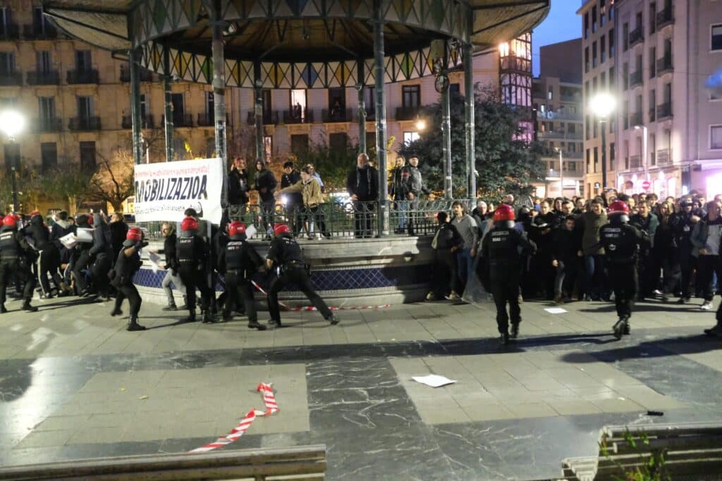 WhatsApp Image 2024 11 16 at 18.29.35 1024x683 - La Ertzaintza impide el contacto en la plaza Easo entre la concentración antirracista y la de 'Lo que no te cuentan de Donosti'