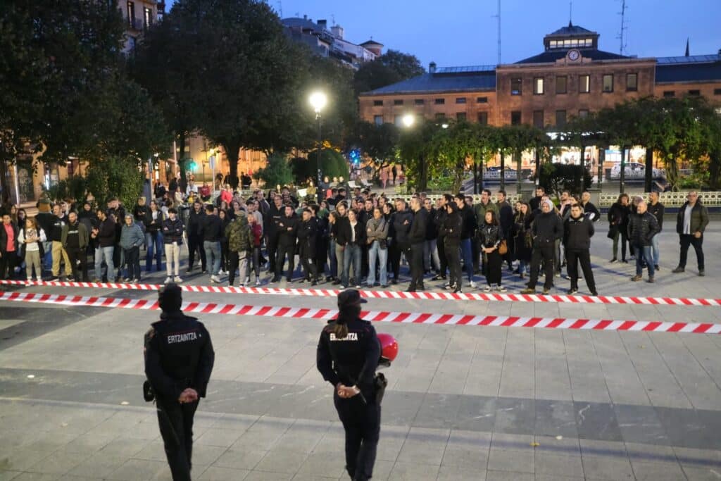 WhatsApp Image 2024 11 16 at 18.29.35 4 1024x683 - La Ertzaintza impide el contacto en la plaza Easo entre la concentración antirracista y la de 'Lo que no te cuentan de Donosti'