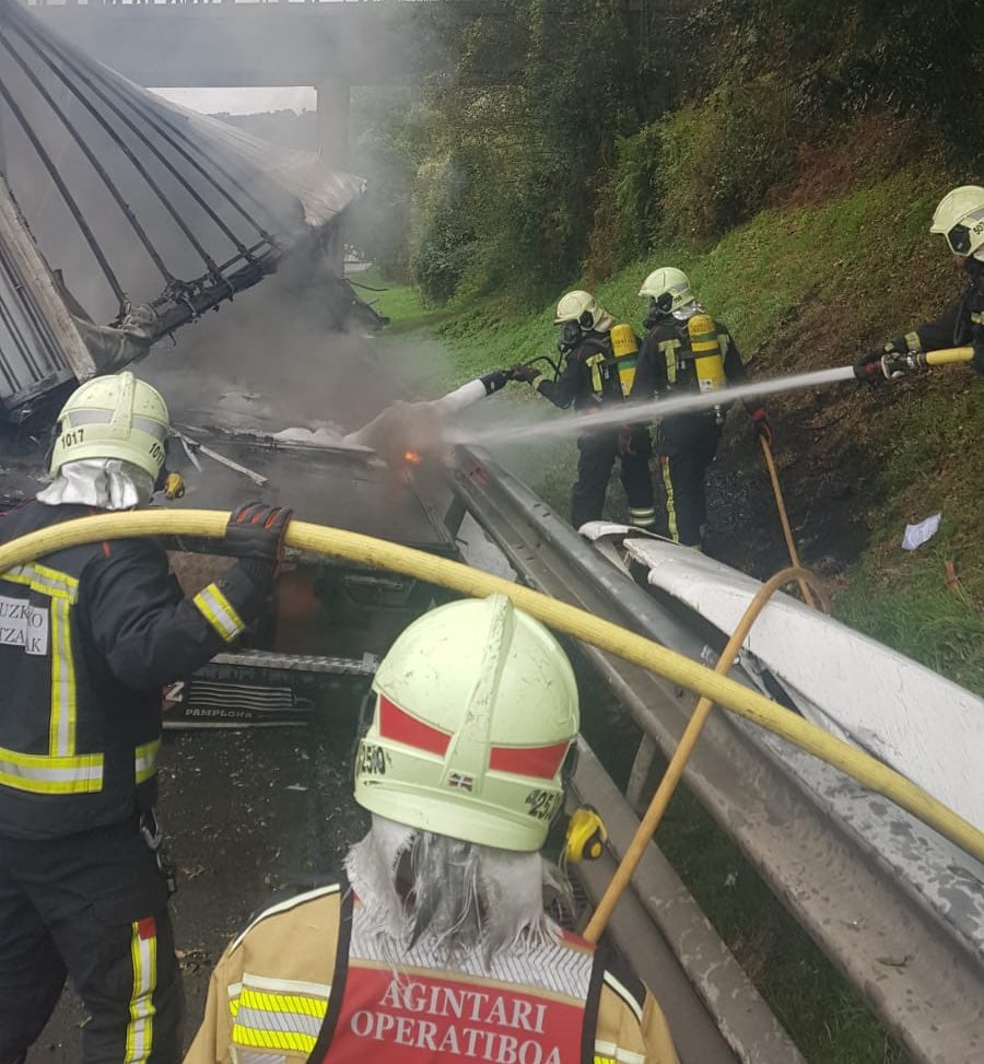 trescamiones - Cortada la AP-8 en Irun en ambos sentidos por un accidente entre dos camiones