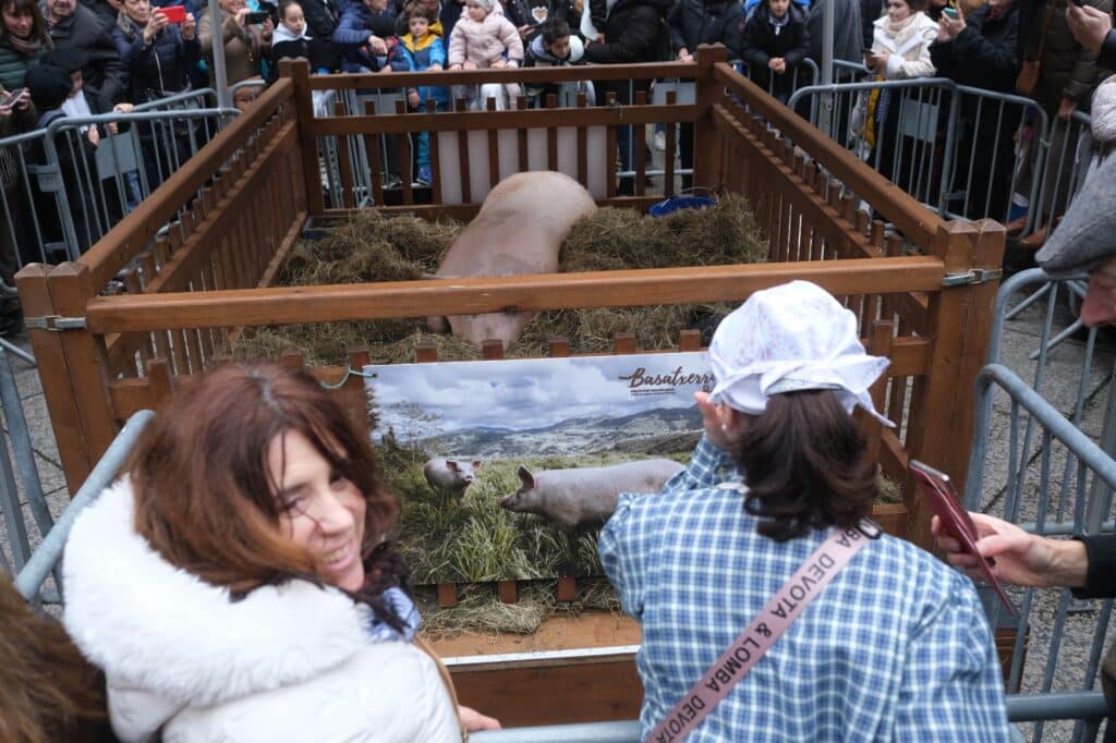 WhatsApp Image 2024 12 21 at 13.19.28 1024x682 - (Fotos) Multitudinaria feria de Santo Tomás en Donostia