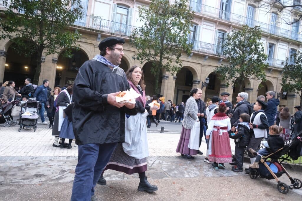 WhatsApp Image 2024 12 21 at 13.19.28 8 1024x682 - (Fotos) Multitudinaria feria de Santo Tomás en Donostia