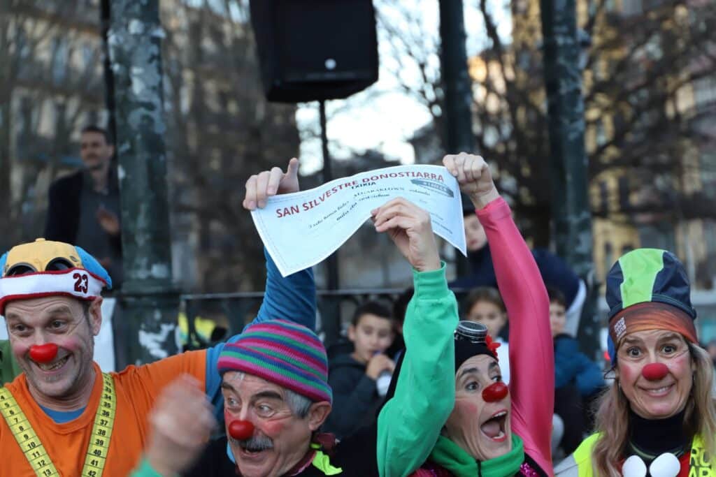 WhatsApp Image 2024 12 29 at 17.55.17 5 1024x683 - Exitosa San Silvestre txiki en Donostia con beneficio para Algaraklown