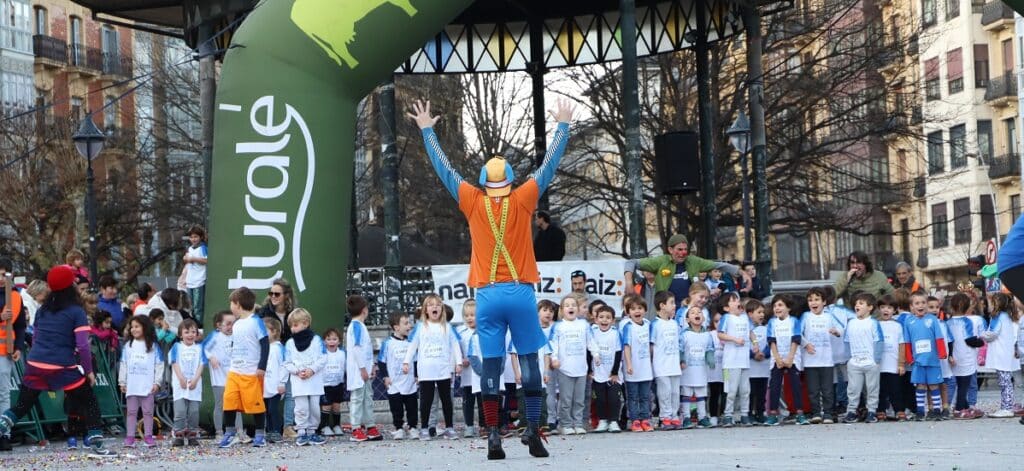 carrera 1024x471 - Exitosa San Silvestre txiki en Donostia con beneficio para Algaraklown