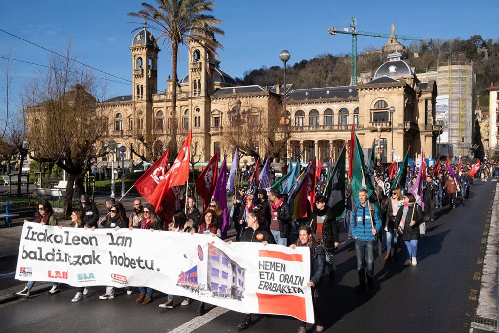 Manifestacion educacion 1 1024x683 - Miles de personas se manifiestan en Donostia en la segunda jornada de huelga de la Educación Pública Vasca