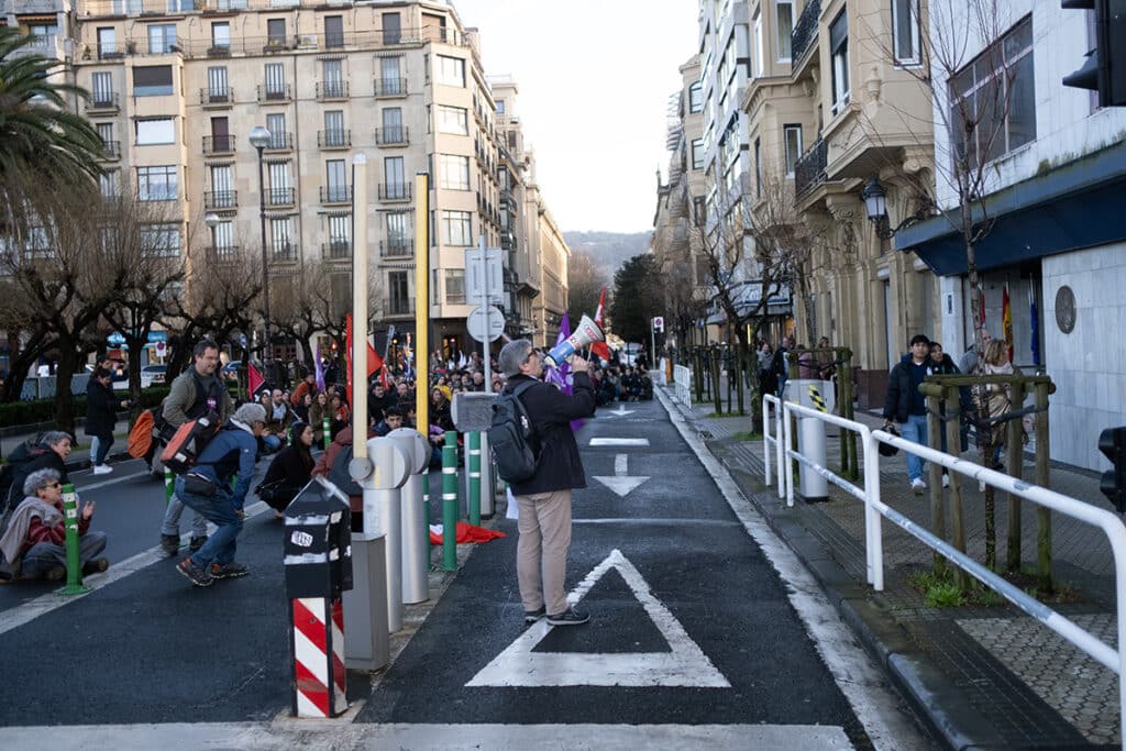 Manifestacion educacion 3 1024x683 - Miles de personas se manifiestan en Donostia en la segunda jornada de huelga de la Educación Pública Vasca