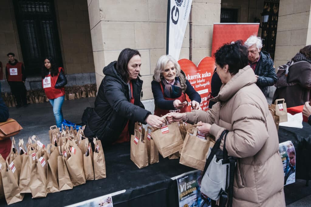 XE4S5377 1024x683 - (Fotos) Sabroso Roscón Solidario de Caritas Gipuzkoa