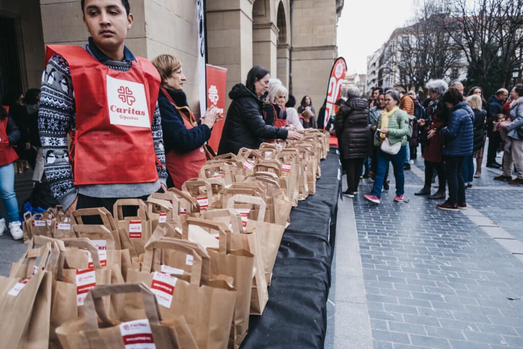 XE4S5382 1024x683 - (Fotos) Sabroso Roscón Solidario de Caritas Gipuzkoa