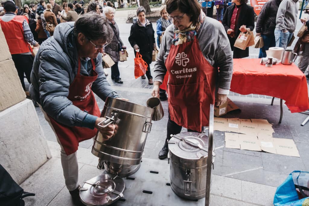 XE4S5410 1024x683 - (Fotos) Sabroso Roscón Solidario de Caritas Gipuzkoa