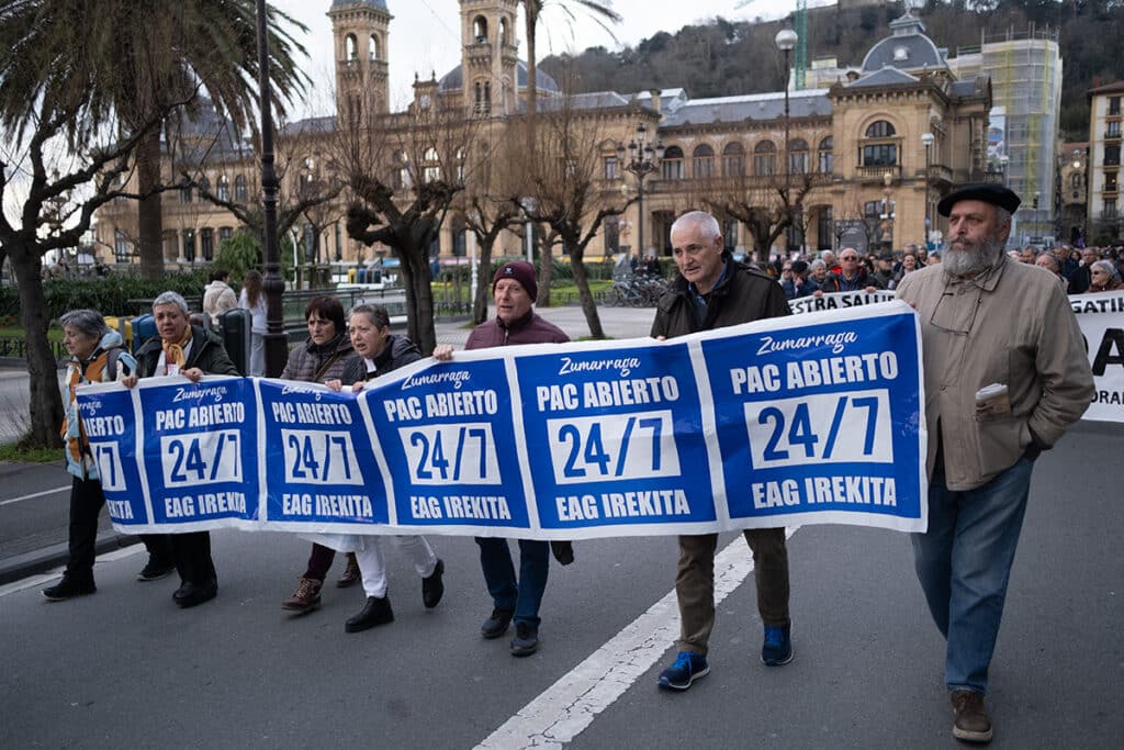 Sanidad2 1024x683 - Más de 2.000 personas reivindican en Donostia "el derecho a la salud frente a los recortes" en Osakidetza