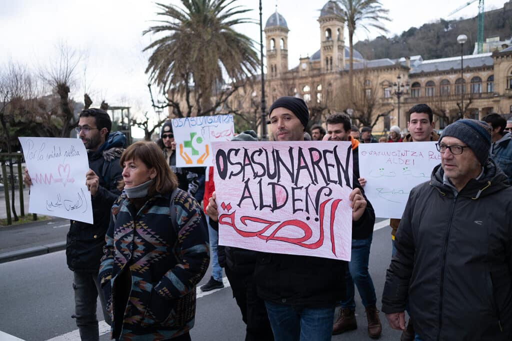 Sanidad3 1024x683 - Más de 2.000 personas reivindican en Donostia "el derecho a la salud frente a los recortes" en Osakidetza