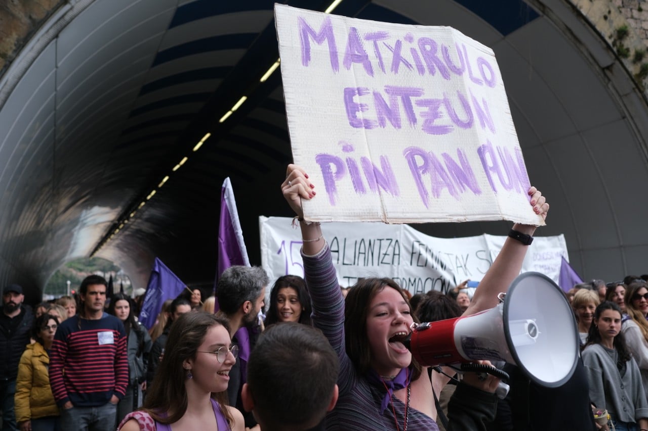 (Vídeo y fotos) El 8M se reivindica en Donostia con miles de mujeres y hombres en la calle