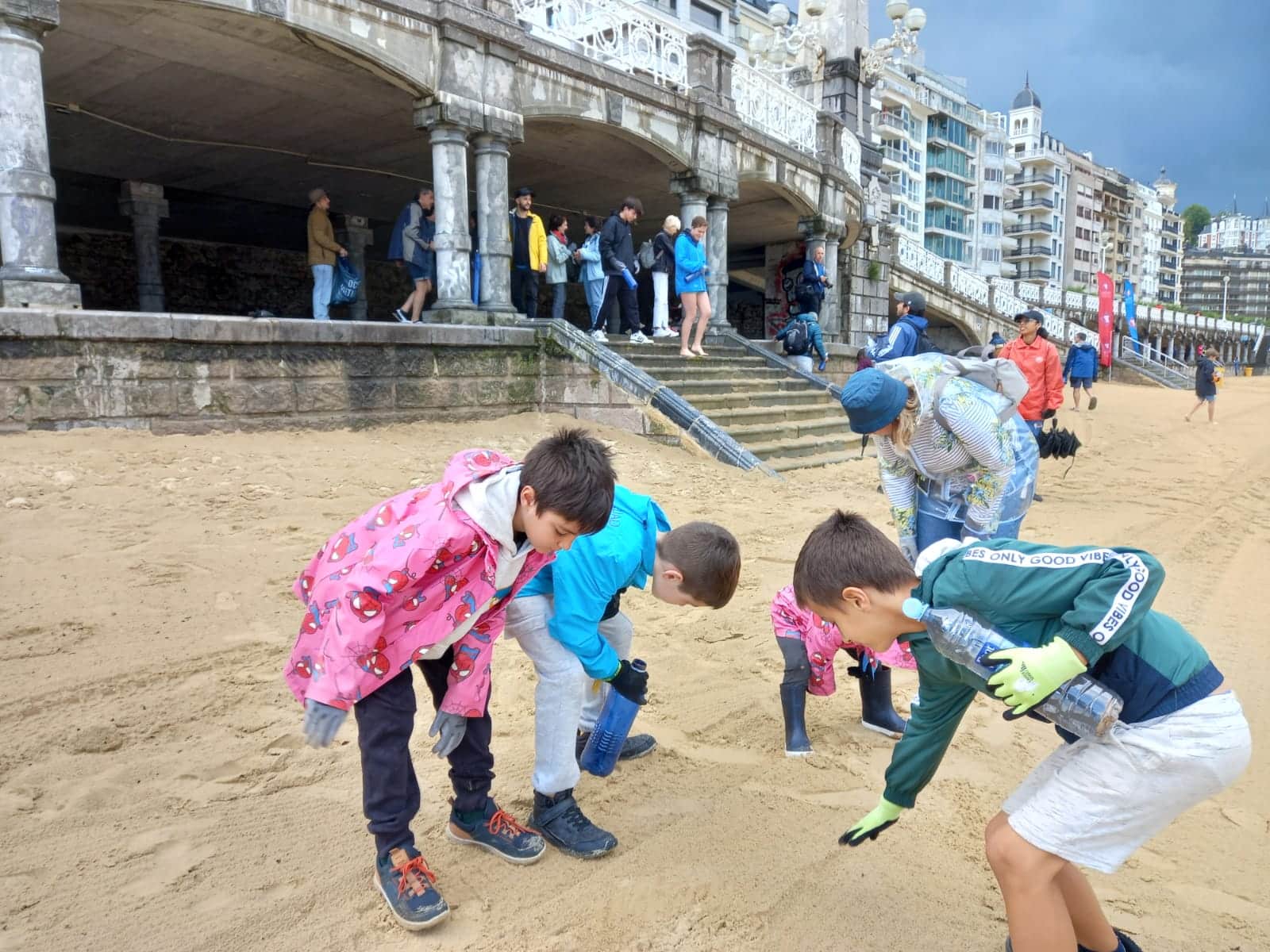 colillas Surfrider organiza actividades en la playa de la Concha de jueves a sábado